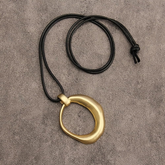 Elegant Gold-Tone Pendant Necklace - Picture 2 of 5